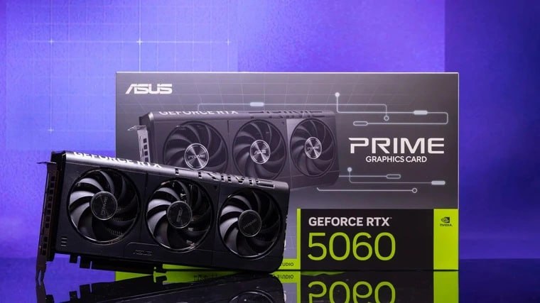 В 2025 году GeForce RTX 5060 стала самой популярной видеокартой NVIDIA в Южной Корее Продажи ритейлеров показывают резкий переход пользователей на новое поколение GPU и динамика рынка за год выглядит так доля RTX 4060 упала с 40 48 до 0 04 после выхода RTX 5060 RTX 5060 заняла 32 12 рынка и стала лидером далее идут RTX 5060 Ti 15 61 и RTX 5070 Ti 12 07 в бюджетном сегменте лидируют PALIT 25 2 и MSI 19 02 в моделях подороже первенство у MSI 26 29 растёт популярность ZOTAC и GIGABYTE в премиальном сегменте средняя цена RTX 5060 снизилась с 367 до 326 RTX 5060 Ti подешевела с 530 до 462 старшие модели наоборот подорожали RTX 5070 с 632 до 917 ожидается рост цен из за дефицита памяти GDDR7 Рынок явно сместился в сторону нового поколения и RTX 5060 стала тем самым народным вариантом который быстро вытеснил прошлую линейку Как думаете удержит ли RTX 5060 лидерство и в 2026 году Участвуй в розыгрыше комплектующих Заказать сборку ПК в InterPC Наши каналы Nvidiа