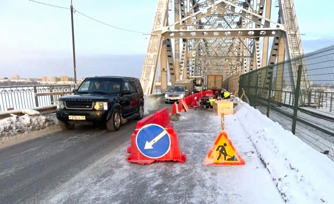 В Архангельске устраняют провал на эстакаде железнодорожного моста Сегодня Мостоотряд приступил к ремонту провала на левобережной эстакаде Северодвинского железнодорожного моста По словам специалистов морозная погода этому не мешает участок прогревают тепловыми пушками укрепляют металлическим щитом Далее его зальют бетоном и уложат верхнее покрытие На время проведения работ на левобережной эстакаде организовано реверсивное движение