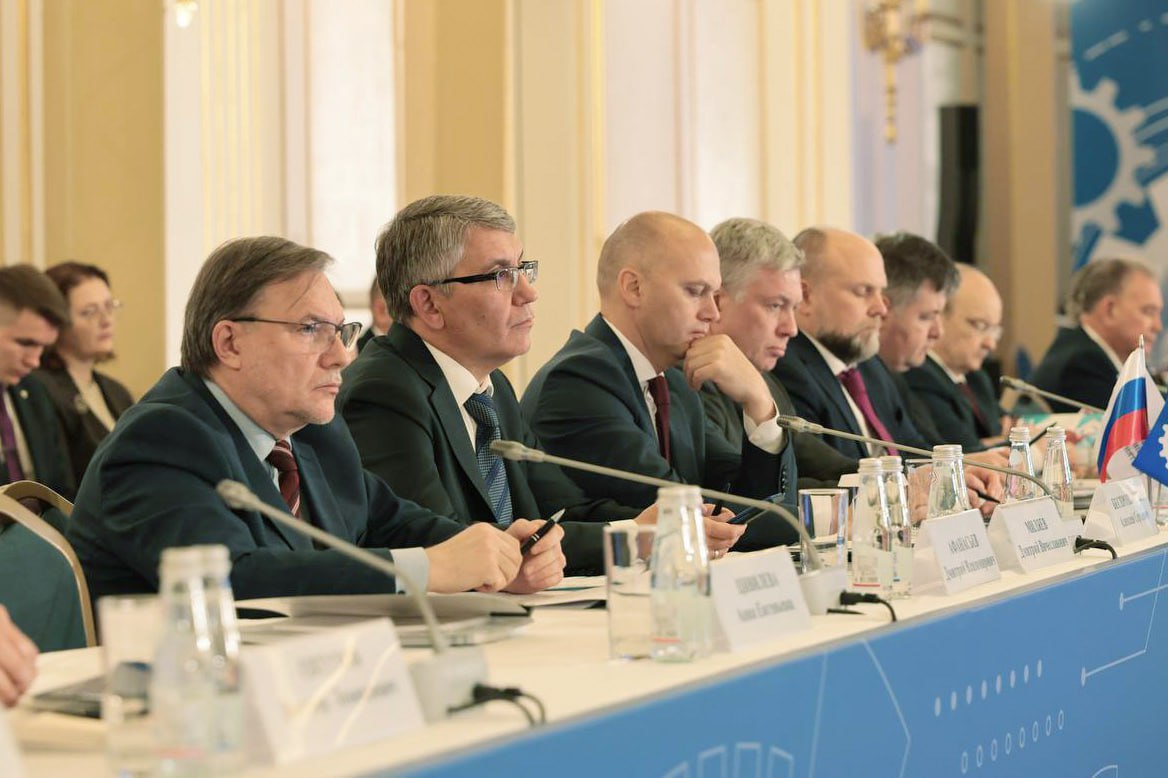Потому что достойны Тульская область станет постоянной площадкой для проведения форума Инженеры будущего 21 октября прошло расширенное заседание Бюро Союза машиностроителей России и Лиги содействия оборонным предприятиям В нем принял участие Губернатор Тульской области Дмитрий Миляев Открыл заседание председатель Союза машиностроителей России генеральный директор Госкорпорации Ростех Сергей Чемезов Именно он предложил закрепить за Тульской областью статус постоянной площадки форума Инженеры будущего Сразу определили и постоянную локацию Это будет парк отель Шахтер в Алексинском районе Для нас очень важно что именно в Тульской области появилась еще одна возможность для развития молодых талантов профессионального взаимодействия и формирования будущего инженерного поколения подчеркнул Дмитрий Миляев