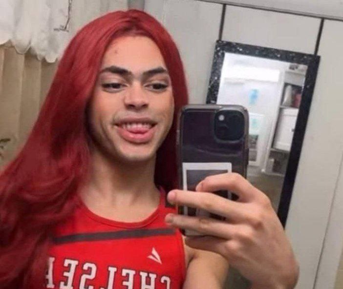 Трамп где то что то не досмотрел В Массачусетсе вот эта вот 17 летняя красавица раз за разом выигрывает чемпионат среди девушек школьниц Лилли Серрано как красавица себя называет считается в школе одной из сильнейших легкоатлеток среди старшеклассниц Правилами местной школьной спортивной ассоциации одобрено и разрешено персонам считающим себя женщиной без смены документов участвовать в женских турнирах движение ЛГБТ признано экстремистским и запрещено в России Подпишись RogandarNEWs мы в MAX