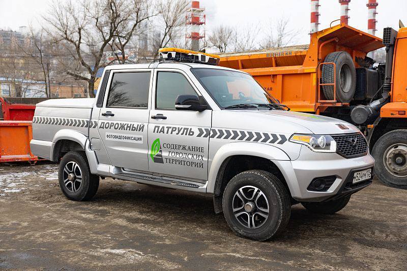 Более 5000 нарушений ПДД зафиксировано во Владивостоке в апреле. В сравнении с мартом количество нарушений увеличилось на 14%. Аварийно-опасным участком краевого центра является объездная трасса Седанка – Патрокл, где максимальная разрешенная скорость – 70 км/ч. «В апреле парконы зафиксировали 799 нарушений превышения скоростного режима. На основании этих данных сотрудники Госавтоинспекции выписали 784 постановления об административных правонарушениях», – рассказали на дорожном предприятии «СГТ». Также автомобили фотовидеофиксации выявили 3677 нарушений неправильной остановки транспорта и 196 нарушений остановки во втором ряду. Из них 3318 водителей получили штраф от ГАИ. Кроме того, мобильный комплекс зафиксировал такие нарушения как «невключенные фары» и «непристегнутый ремень» безопасности». Таких нарушений оказалось 437. Сравнивая данные за два месяца, в «СГТ» отмечают тревожную тенденцию: рост нарушений на 14,4% с 4465 в марте до 5109 в апреле . Городская служба просит всех автомобилистов соблюдать правила дорожного движения и с уважением относиться друг к другу.