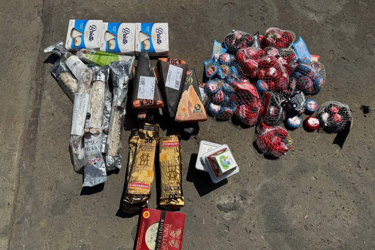 В Приамурье сожгли 7,2 килограмма импортных колбас и сыров В благовещенском магазине выявили санкционную продукцию. На прошлой неделе из торговой точки, которая занимается розничной продажей товаров животного происхождения, надзорные органы изъяли сырные и колбасные изделия, произведенные в Испании, Италии и Франции. В отношении индивидуального предпринимателя будет возбуждено административное производство.