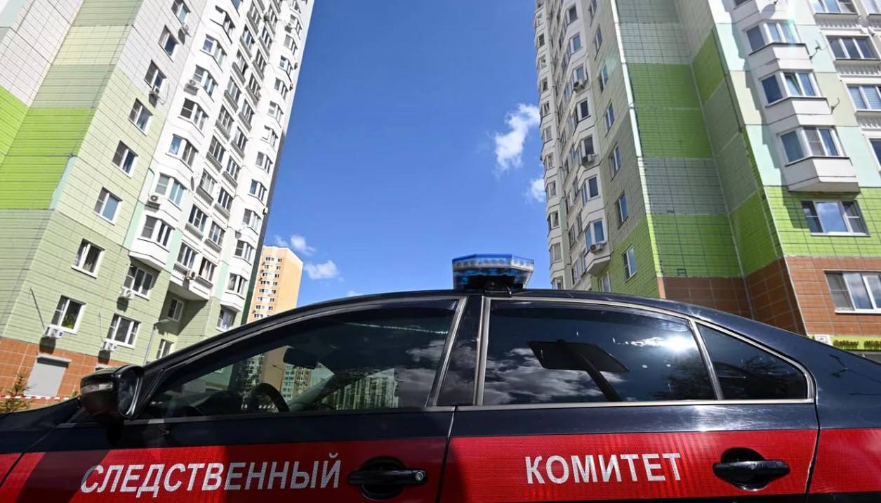 15-летний подросток задержан в Волгограде Он подозревается в том, что зарубил отца топором, а потом пытался сбежать, перекрасив волосы. По данным СК России по Волгоградской области, фигурант взял топор и нанёс им не менее 10 ударов по голове и рукам отца. #Волгоград