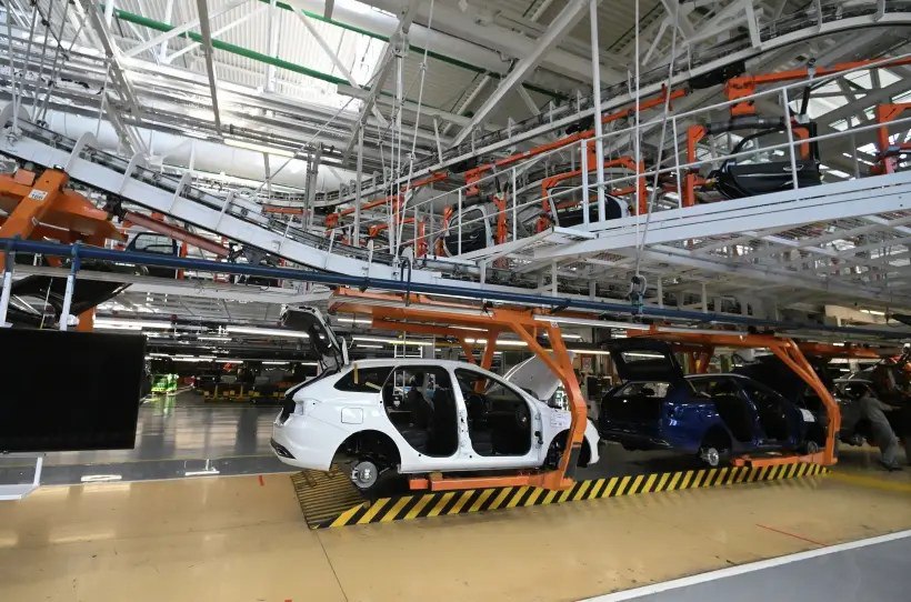 26 ноября Производство легковых автомобилей в РФ в октябре 2025 года упало год к году почти наполовину по сравнению с предыдущим месяцем почти на четверть сообщила в среду Федеральная служба государственной статистики Росстат