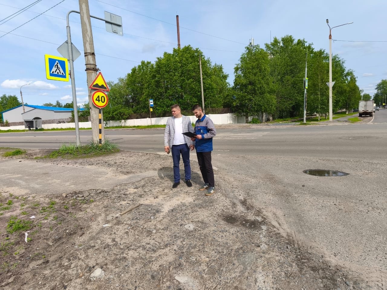 Бригады РВК-Архангельск восстановили благоустройство на 70% участков Практика заброшенных разрытий уходит в прошлое. В апреле глава Архангельска Дмитрий Морев провел большое совещание с ресурсоснабжающими компаниями. На областном уровне серьезно увеличены штрафы за несвоевременное восстановление благоустройства, а в администрации города создан департамент муниципального контроля. Именно он следит и штрафует. И работа пошла! Сейчас активно восстанавливаем межквартальные проезды и готовимся к благоустройству раскопок на проезжей части улиц. Из 288 объектов осталось 83 – плановый график соблюдаем, – доложил на городской планерке главный инженер РВК-Архангельск Дмитрий Черкашин. Последствия зимних разрытий должны быть устранены до конца июня. И это касается не только РВК. А на новых ресурсоснабжающие организации должны выставлять ограждения, соответствующие нормативам, а также таблички с указанием исполнителя работ и сроками проведения. Иначе штраф – 45 тысяч!