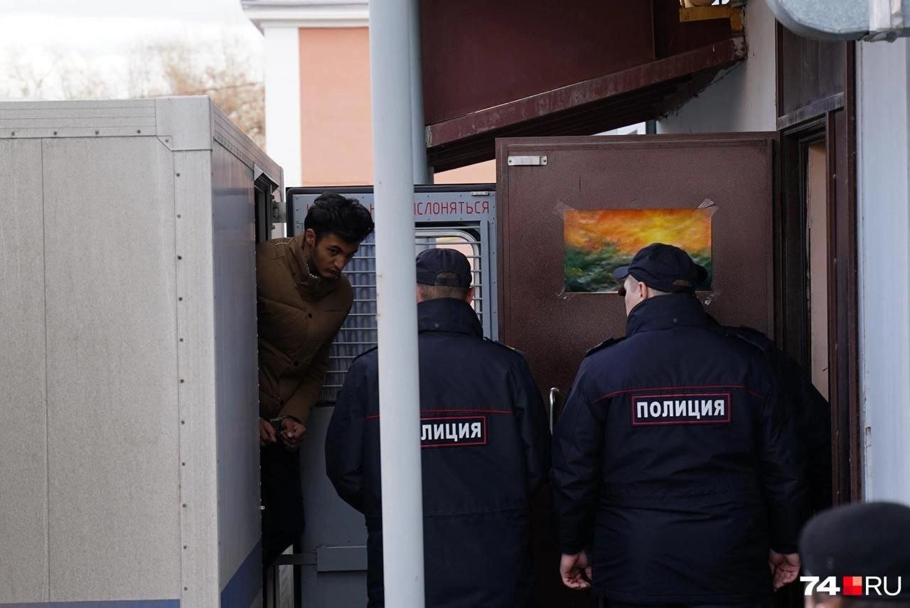 9 лет дали 17-летнему цыгану за убийство таксистки в Коркино. Напомним, убийство произошло в конце октября. Женщина приехала на заказ, в машину село двое парней. Во время конфликта глухонемой цыган ударил Елену ножом в грудь, тело выбросил. Суд назначил парню 9 лет и 10 месяцев тюрьмы. Подпишись Поделись новостями
