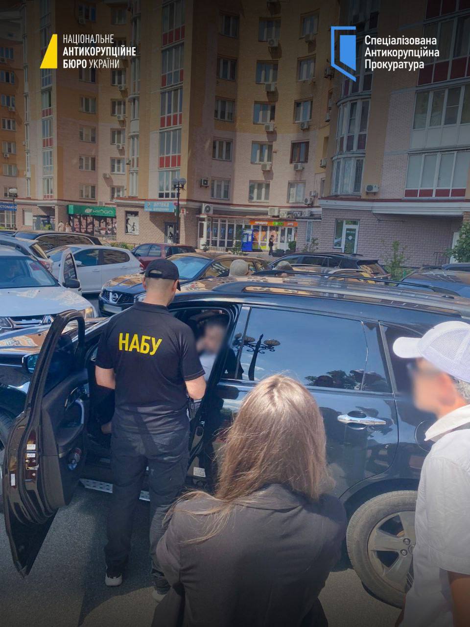 Сотрудники НАБУ поймали на взятке украинского нардепа от "Слуги народа" Кузнецова   Он подозревается в коррупционной схеме, с закупками дронов и средств РЭБ для ВСУ. По данным ведомства, до 30% суммы госконтрактов «откатывались» обратно участникам схемы в виде «неправомерной выгоды».   Кроме Кузнецова в деле также фигурируют: руководители районной и городской военных гражданских администраций, а также военнослужащие Нацгвардии.    ‍ После того как НАБУ закрывали, а теперь разыгрывается показательное шоу, еще и с членом партии самого нелегитимного Зеленского, возникают разного рода вопросики     Подписаться   Написать в бот
