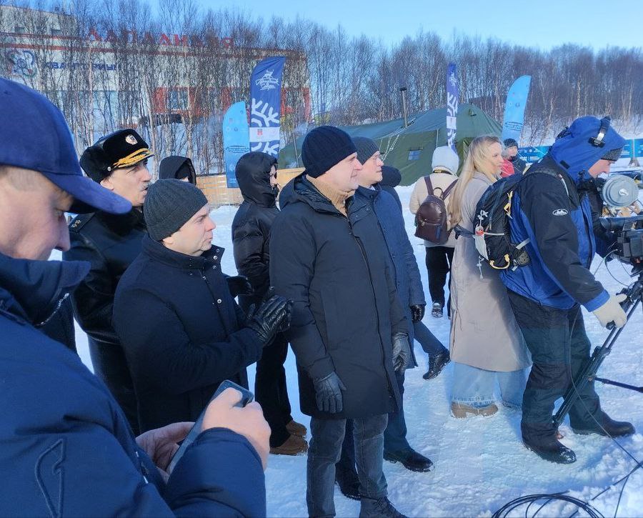 В Мурманск прибыл министр по развитию Дальнего Востока и Арктики Алексей Чекунков  Сегодня утром он встретился с губернатором Андреем Чибисом. Вместе они побывали на берегу Семеновского озера  в  Мурманске, где приняли участие в торжественной церемонии открытия  Чемпионата России по зимнему плаванию, поприветствовали спортсменов, пожелали им успешных стартов.  Затем состоялась церемония возложения цветов к мемориалу Защитникам Советского Заполярья в годы Великой Отечественной войны.   В планах рабочей поездки министра  - двусторонняя встреча с губернатором Андрея Чибиса и главой Минвостокразвития. Кроме этого, запланировано посещение Мурманского областного краеведческого музея, открывшегося в минувший понедельник после большой реконструкции.