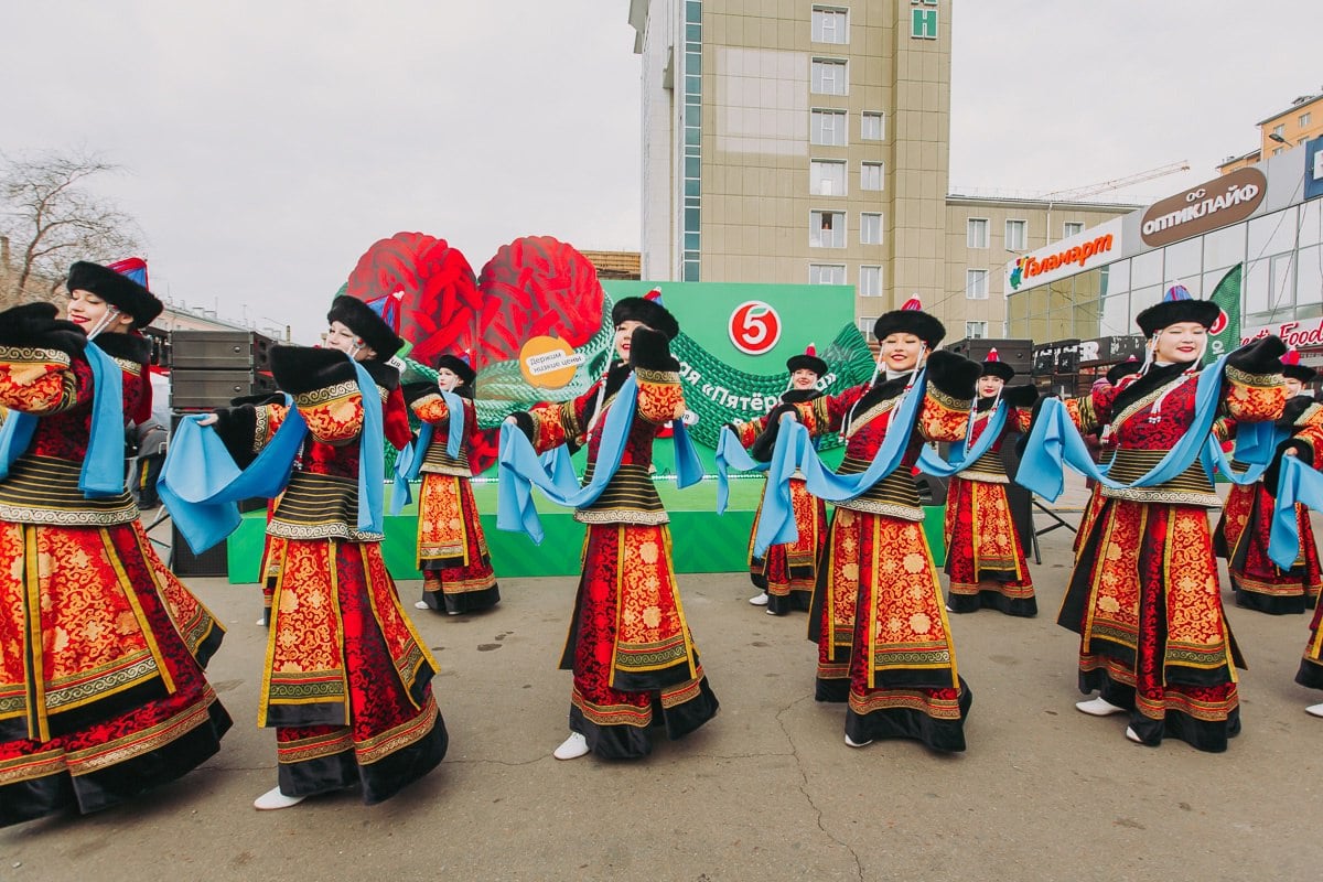 Первые «Пятёрочки» открылись в Бурятии  Торговая сеть «Пятёрочка» начала работать в Бурятии. Первые магазины открылись в Улан-Удэ, сообщает X5 Group.  Вместе с магазинами в городе заработал сервис экспресс-доставки продуктов от 30 минут — «Пятёрочка Доставка».  Сеть начала работу с 15 бурятскими предприятиями. На полках такие товары отмечены специальным знаком «Произведено в Бурятии».  «В дальнейшем доля местной продукции будет увеличиваться, кроме того, сеть нацелена на локализацию производств собственных торговых марок и рассматривает сотрудничество в формате стратегического партнерства с бурятскими поставщиками в этом направлении», — говорится в сообщении.  До конца года планируется открытие еще 12 «Пятёрочек» в регионе.    Подписаться  Прислать новость  Помочь бустами