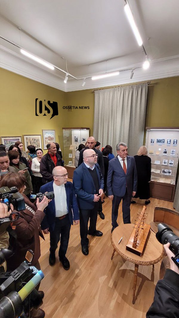 Во Владикавказе открыли отреставрированный Музей осетинской литературы Масштабную реконструкцию здания Музея осетинской литературы завершили в 2022 году в рамках 1100-летия Крещения Алании, но тогда на экспозицию и необходимое оборудование не хватило средств, поэтому музей какое-то время оставался закрытым для посетителей. Сегодня из трех этажей музея заработали пока два. На первом этаже представлены традиционные осетинские музыкальные инструменты, книги на осетинском языке, фотографии осетинских народных сказителей, портреты народных писателей и поэтов. На втором этаже посетители также смогут увидеть различные экспонаты, посвященные осетинской культуре. Также посетители смогут увидеть Зеленчукский камень Х века и оригинал документа о подписании Кючук-Кайнарджийского мирного договора на латинском языке, который был заключен летом 1774 года. Работа над экспозицией на третьем этаже сейчас активно ведется. В торжественной церемонии открытия приняли участие глава Северной Осетии Сергей Меняйло, директор Нацмузея Аслан Цуциев и жители Владикавказа. Глава поздравил всех с долгожданным открытием музея и подчеркнул, что сейчас активно ведется работа над сохранением осетинского языка – в частности, он рассказал, что в ближайшее время на осетинском языке заговорят Яндекс Навигатор и умная колонка «Алиса». «Мы ежегодно корректируем государственную программу по сохранению осетинского языка. Потому что сейчас век технологий, требования немножко другие — это требования времени, и мы должны не отставать», — сказал глава. Напомним, раньше в этом здании располагался республиканский Музей краеведения.