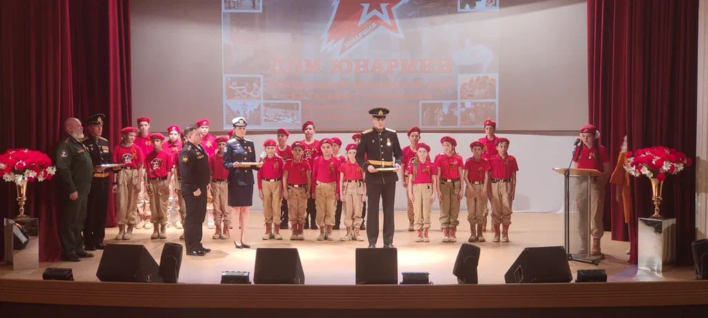 В Центральном офицерском клубе на Ферме состоялась торжественная церемония принятия новых членов в ряды Юнармии Сергиево-Посадского городского округа В мероприятии приняли участие более двух десятков школьников из шести общеобразовательных учреждений. Церемония, приуроченная к приближающемуся десятилетию Всероссийского детско-юношеского военно-патриотического общественного движения более 1 750 000 участников , прошла с участием ветеранов ВОВ и СВО, военнослужащих, родителей и сверстников новобранцев. Юнармейцы с почти армейской выправкой встретили государственный флаг и исполнили гимн России, после чего на сцене произнесли клятву. Начальник штаба местного отделения «Юнармии» Владимир Коломиец поздравил новобранцев, подчеркнув важность чести и гордости за звание юнармейца, а также необходимость любви к Родине и защиты её интересов. Он отметил, что Юнармия останется для них школой взаимовыручки и взаимоуважения, вне зависимости от дальнейшего жизненного пути. За особые заслуги знаками «Юнармейская доблесть» III степени были награждены Ксения Алексеенко лицей № 24, отряд «Сокол» и Арина Морозова школа № 6, отряд «Надежда России» .