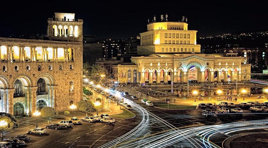 В Ереване создадут Центр управления движением для решения транспортного коллапса Мэрия Еревана представила новое системное решение транспортной перегрузки города создание Центра управления движением Проект закона 18 ноября был представлен на заседании Совета старейшин Зачем нужен новый Центр Организация дорожного движения остаётся серьёзным вызовом для столичных властей Новый Центр объединит проекты и мероприятия связанные с управлением транспортными потоками используя современные цифровые инструменты Крупные проекты на 2026 год 1 Система диспетчеризации общественного транспорта Она позволит оптимизировать графики и повысить эффективность управления потоками пассажирского транспорта 2 Цифровой мониторинг транспортных потоков Предусмотрены точные расчёты и сбор данных с помощью технологий и цифровых решений Что будет с Ереван Транс Из за пересечения функций новый Центр вероятно заменит действующую организацию Ереван Транс Этот вопрос будет рассмотрен на следующем заседании Совета старейшин Финансовая нагрузка минимальна Создание Центра не потребует значительных дополнительных расходов разница в финансировании между ним и Ереван Транс составляет всего 0 16 от собственных доходов города Ереван транспорт городскоеруководство Армения