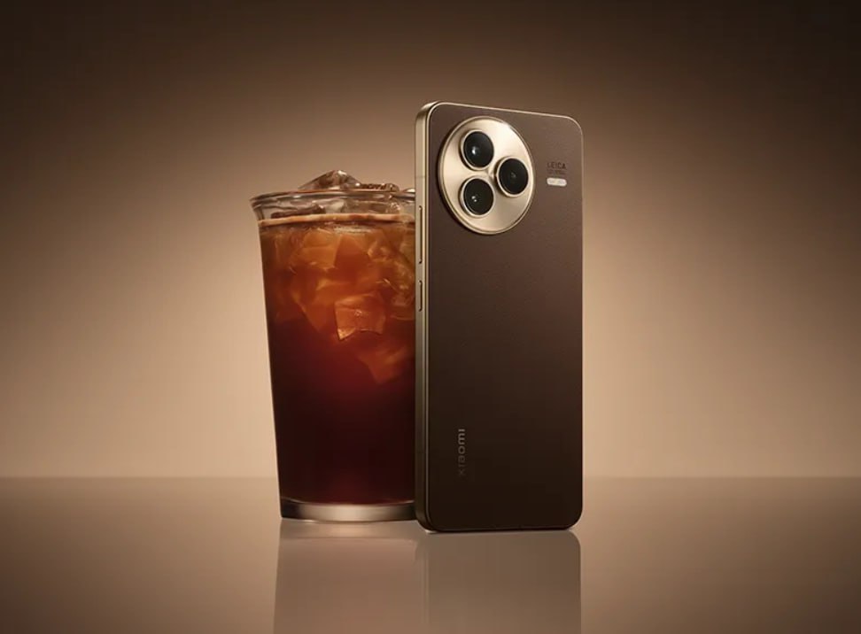 Xiaomi представила смартфон с ароматом кофе. Модель Civi 5 Pro «Iced Americano» выполнена в корпусе из веганской кожи с добавлением кофейной гущи. Устройство оснащено тройной камерой Leica, OLED-экраном с частотой 120 Гц и аккумулятором на 6000 мАч. Стоимость — примерно 33 тысячи рублей. Подарок, будто созданный для миллениалов.