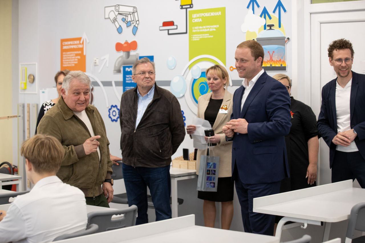 Президент Курчатовского института встретился со школьниками Анапы Руководитель крупнейшего национального исследовательского центра страны Михаил Ковальчук вместе с мэром Анапы Василием Швец побывал на мероприятии в гимназии «Эврика» по подведению итогов учебного года «Курчатовских классов» гимназии и школы №35. Ковальчук отметил высокий уровень организации образовательного процесса и рассказал курчатовцам о новых направлениях в научно-исследовательской деятельности в стране. Также он подчеркнул важность точных наук, таких как физика и математика, в развитии страны и жизни каждого человека независимо от сферы его деятельности. В ходе встречи Михаил Ковальчук пригласил юных анапчан на экскурсию в «Курчатовский институт». Василий Швец пообещал оказать поддержку в организации поездки для курчатовцев-отличников. Как отметили школьники, у них появился еще один стимул учиться на пятерки. #НовостиАнапыСегодня #НовостиАнапы #АнапаНовости #ВсеНовостиАнапы #АнапаМедиа #СвежиеНовостиАнапы #АктуальныеНовостиАнапы