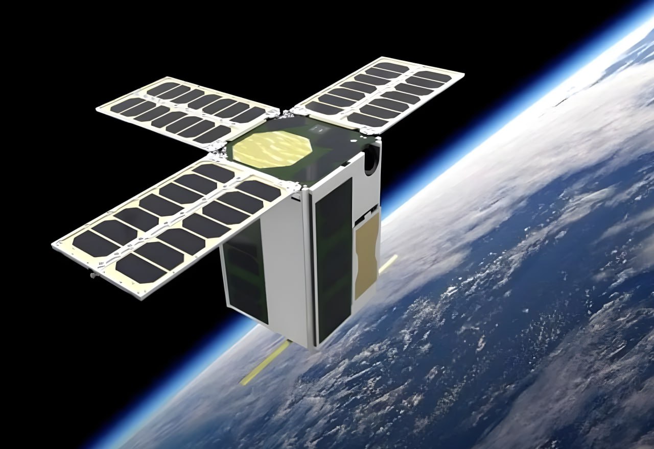 Российский аналог Starlink запустят в серию в 2026 году Во всяком случае с таким заголовком в СМИ подается заявление главы Роскосмоса Дмитрия Баканова По его словам Россия планирует в 2026 году начать серийное производство спутников дистанционного зондирования Земли Зоркий Спутник Зоркий это аппарат который снимает из космоса и на базе этих съемок создаются цифровые карты по которым потом передвигаются беспилотные аппараты Глава Роскосмоса уточнил что к 2027 году на орбите должна быть развернута группа из более чем 300 спутников Зоркий что важно для обеспечения связью территорий не охваченных наземными сетями   Разумеется то что описывает Баканов не аналог Starlink несмотря на громкие заголовки СМИ Настоящую систему которая обеспечит спутниковую интернет связь аналогичную проекту Илона Маска сейчас создает компания Бюро 1440 ИКС Холдинг Интерфакс же сообщает что до 2031 года на орбиту планируется запустить 99 малых спутников дистанционного зондирования Земли Зоркий М2 Такая информация нашлась в материалах подготовленных к выставке беспилотных транспортных средств которую вчера посетил Владимир Путин   МашТех