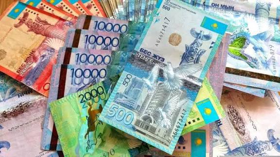 Вернуть потерпевшим 168 млн тенге обязали осужденного главу учебного центра в Алматы Суд назначил руководителю учебного центра наказание в виде 7 лет лишения свободы но срок сократили по амнистии до 5 лет 7 месяцев По данным следствия подсудимый через рекламу обещал 100 е поступление детей в зарубежные вузы и обучение по программе Foundation В результате он привлек 112 родителей Обучение за рубежом так и не было организовано сертификаты не предоставлялись Потерпевшие и прокурор требовали максимально сурового наказания Суд обязал подсудимого полностью возместить ущерб более 168 млн тенге Верховный суд РК уточнил что смягчающим обстоятельством стало частичное возмещение ущерба семи потерпевшим kursivm kursiv news