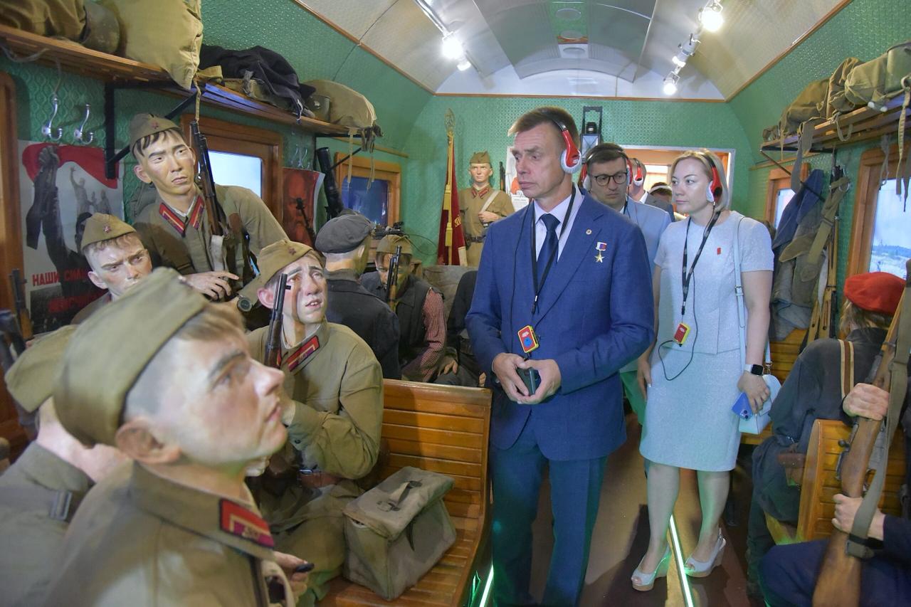 По рельсам через войну: уникальный «Поезд Победы» — уже в Свердловской области  Иммерсивная передвижная выставка прибыла к перрону железнодорожного вокзала Екатеринбурга ровно в 4 утра. Размещенная в вагонах экспозиция рассказывает о событиях Великой Отечественной войны через призму железных дорог и поездов. Посетить ее жители и гости столицы Урала смогут 4 и 5 августа. Затем поезд отправится в Нижний Тагил, где пробудет 6 и 7 августа.     Корреспонденты «Областной газеты» Елена Волкова и Борис Ярков присоединились к экскурсионной группе и осмотрели выставку.    Подробнее читайте на сайте «Областной газеты».    Борис Ярков, «Областная газета»   Подписаться на «ОГ» Прислать новость Поддержать канал