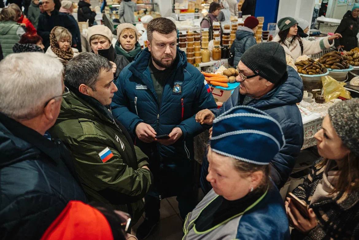 Куряне обратились к Александру Хинштейну с накопившимися вопросами, когда он вместе с уполномоченным по правам человека в Курской области отправился на Северный рынок: Владимир Фирсов просил отреагировать на резкий предновогодний рост цен.  Как отметил врио губернатора, на рынке цены остаются стабильными, в отличие от сетевых магазинов. С этим будут разбираться отдельно и серьезно, обсудят на заседании правительства.  Покупатели и продавцы озвучили Александру Хинштейну ряд других накопившихся вопросов: про нехватку на рынке бесплатных мест для пенсионеров; про «паспорта переселенцев» без дополнительных льгот; жаловались на городской транспорт, уборку мусора, состояние дорог, благоустройство Курска. Подробнее - здесь.   - Все обращения и предложения, передам коллегам для проработки, а наиболее сложные - отработаю лично. Мне очень важно слышать о проблемах жителей не из докладов чиновников, а от самих людей. Именно поэтому я не прячусь от них за спинами охранников и дверями кабинетов.  Сейм   Курская область