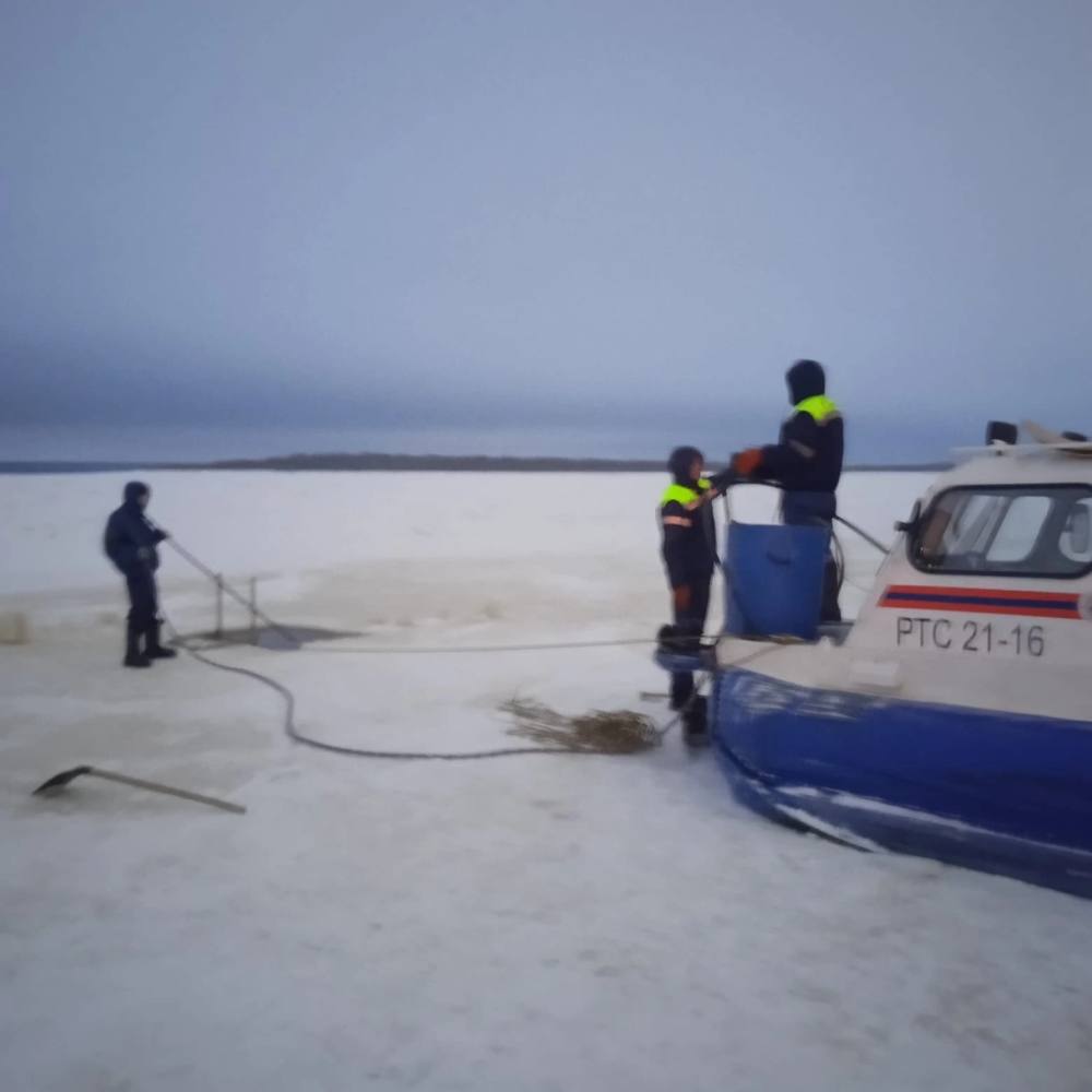 В Сургуте двое детей провалились под лед.  Один ребенок был спасен. Второго спасти не удалось.   Сегодня в Сургуте на Оби под лед провалились двое детей. К месту происшествия оперативно были направлены сотрудники спасательного центра.   - Было установлено, что в полынью провалились двое детей 2017 года рождения. В результате происшествия один из детей был спасен, спасатели передали ребенка бригаде скорой медицинской помощи. К сожалению, второго ребёнка спасти не удалось. В настоящее время на месте ведутся поисково-водолазные работы, - сообщили в городской администрации.   Сотрудники МЧС призывают горожан не выходить на реку, особенно стоит следить за детьми, так как лёд на Оби ещё слишком тонкий и неустойчивый. Родителей и педагогов призывают усилить контроль за детьми, объяснять им опасность игр у водоёмов и особенно на льду.  Подробности читайте тут!