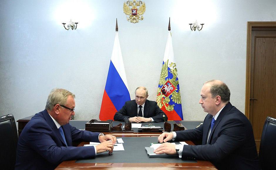 Владимир Путин встретился с председателем совета директоров ОСК, главой ВТБ Андреем Костиным и генеральным директором ОСК Андреем Пучковым  Андрей Костин рассказал Президенту о ключевых достижениях ОСК за последние 2 года:  «Одной из задач наших была стабилизация финансового положения компании. Нам удалось в прошлом году выйти на положительный финансовый результат: дали прибыль впервые за целый ряд лет.  И что особенно приятно: если говорить в целом о сдаточной программе за 2025 год, то она беспрецедентная для ОСК. Мы планируем сдать в этом году свыше 50 военных и гражданских судов. Это наибольшее количество за все 18 лет существования Объединённой судостроительной корпорации.  Одновременно ведем работу по модернизации и развитию производственных мощностей, особенно в машиностроительной части и морском приборостроении».  Владимир Путин, в свою очередь, отметил:   «Андрей Леонидович, судя по всему, не зря я в свое время попросил ВТБ подключиться к работе Объединенной судостроительной корпорации».  Полный текст стенограммы читайте на сайте Кремля  ОСК