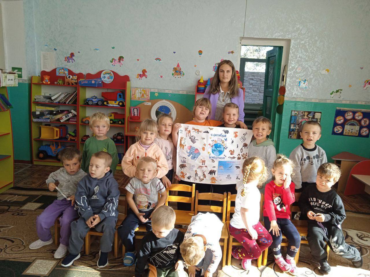 Увлекательно познавательное мероприятие ко Дню защиты животных состоялось на прошлой неделе в ГБУ ОО ЗО Партизанская школа детский сад С малышами говорили о том как важно заботиться о братьях наших меньших знакомили их со способами помощи животным приводили примеры добрых поступков детей по отношению к ним С интересом ребята узнали множество интересных и познавательных фактов о животном мире угадывали дикую и домашнюю живность вспоминали их любимую еду Итогом занятия стала красочная информационная стенгазета которую ребята создавали под чутким руководством воспитателей Подписывайтесь на Вести Приморск ВК Одноклассники Ответы и вопросы присылайте в наш чат бот Обратная связь Объективно Актуально Правдиво
