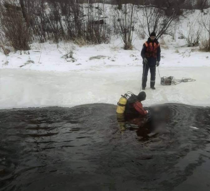 В Железногорске нашли тело утонувшего рыбака. Он провалился, когда к нему на лед вышел поздороваться друг  В Железногорске нашли тело утонувшего вчера рыбака. Об этом сообщили краевые спасатели.  Вчера утром местные заметили двух провалившихся под лед мужчин. Одного удалось вытащить, но второго унесло течением. Тело искали 16 спасателей.  Как уточнили в ведомстве, мужчина рыбачил, в это время к нему на лед вышел друг поздороваться. Льдина треснула, и оба оказались в воде.  Сегодня с помощью водолазного комплекса удалось найти в воде тело, передали полиции.  trk7.ru