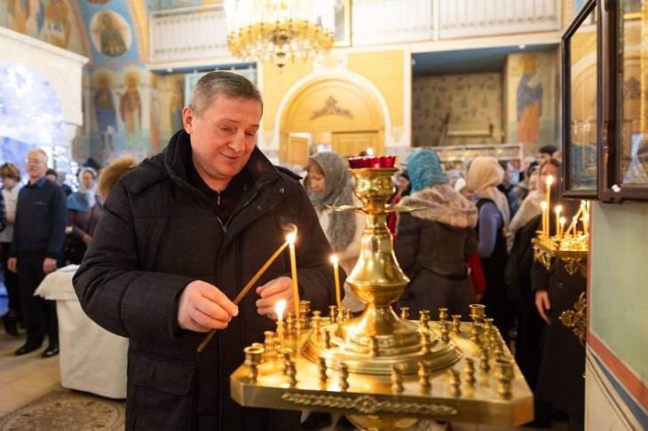 Андрей Бочаров встретил Крещение Господне в храме  Сегодня, 19 января, праздник Крещения Господня, губернатор Волгоградской области Андрей Бочаров встретил в храме Всех Святых в Земле Российской просиявших, сообщили V102.RU в администрации региона.   Это относительно новый храм Волгограда, первое богослужение в котором было совершено 1 мая 1994 года, в Светлый Праздник Пасхи. Находится он на улице маршала Чуйкова в Центральном районе.  Губернатор встретил праздник вместе с прихожанами и поставил свечи.