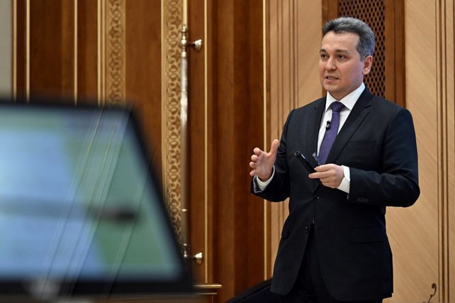 Узбекистан планирует к 2030 году привлечь 2 млрд венчурных инвестиций В Узбекистане к 2030 году планируется увеличить число стартапов до 5000 что позволит создать не менее 20 тысяч новых рабочих мест Об этом 20 января было заявлено на совещании под председательством президента Шавката Мирзиёева На мероприятии отмечалось что в 2024 2025 годах общая стоимость стартап и венчурной экосистемы страны достигла 3 9 млрд долларов Локальных стартапов насчитывается более 750 их поддерживают 15 венчурных фондов общий объём венчурного капитала превысил 180 млн долларов К 2030 году планируется довести этот показатель до 2 млрд долларов В стране внедряется четырёхэтапная система поддержки стартапов охватывающая стадии идеи разработки запуска и масштабирования Предусмотрены гранты налоговые льготы механизмы софинансирования и компенсация экспортных расходов Мы ставим задачу обеспечить как минимум 500 стартап проектов стоимостью свыше 1 млн долларов не менее 100 стартапов более 10 млн долларов и не менее 25 стартапов свыше 100 млн долларов Президент поручил не ограничиваться принятием решений а обеспечить широкое продвижение и популяризацию этих инициатив заявил министр цифровых технологий Шерзод Шерматов в интервью каналу Узбекистан 24 Министр также сообщил о подписании президентом закона в сфере искусственного интеллекта направленного на предотвращение злоупотреблений при использовании технологий ИИ До этого не существовало чётких базовых понятий о том что такое искусственный интеллект как он работает и в каких сферах может применяться а также отсутствовала соответствующая правовая основа подчеркнул Шерматов В рамках расширения применения ИИ планируется создать лаборатории в 15 ведущих вузах страны где выпускники смогут получить сертификаты лидеров в сфере искусственного интеллекта и владеть как минимум одним иностранным языком в профессиональной области На портале MyGov uz будет добавлено не менее 100 цифровых услуг Президент поручил внедрить технологии искусственного интеллекта более чем в 50 услугах создать Единый реестр населения и полностью цифровизировать процессы открытия бизнеса учёта работников индивидуальных предпринимателей оформления банковских карт получения SIM карт а также предоставления страховых и рекламных услуг Кроме того глава государства подчеркнул необходимость расширения применения технологий 5G высокоскоростного интернета и спутниковой связи в регионах страны Эти меры призваны обеспечить комплексную цифровизацию экономики и создать условия для масштабного развития инновационных компаний в Узбекистане ТГ канал uzbekvc