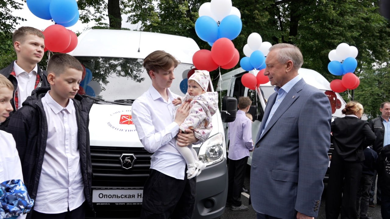 Многодетным семьям Петербурга подарили микроавтобусы. Церемонию провели в День семьи, любви и верности. Многодетным семьям в Смольном также вручили госнаграды. Орден «Мать-героиня» получила Светлана Боброва за воспитание 13 детей. Орденом «Родительская слава» удостоили семью Брянских, в которой выросли 15 детей. Петербург ежегодного расширяет поддержку многодетных семей. Материнский капитал родители получают не только за третьего ребенка, но и следующих детей. Город предоставляет земельные участки, помогает частично или полностью погасить ипотеку.