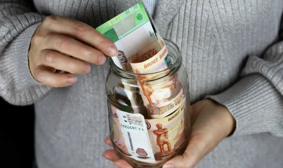 Рынок вкладов замедлился в 2,5 раза   В первом полугодии 2025 года общий объем банковских вкладов, подлежащих страхованию, увеличился на 5,4%, до 78,8 трлн рублей. Это более чем вдвое меньше прироста первого полугодия 2024 года, когда сумма средств на вкладах выросла на 13,5%.   Вклады населения увеличились на 6,4%, до 59,8 трлн рублей  в первом полугодии 2024-го — прирост на 10,6% .   Вклады ИП сократились на 1,3% до 2,5 трлн рублей  в первом полугодии 2024-го — прирост на 5,6 трлн рублей .   Вклады юрлиц, подлежащие страхованию, сократились на 0,9% до 9,6 трлн рублей  в первом полугодии 2024-го — прирост на 31,9% .   Средства на счетах эскроу увеличились на 7,7% до 6,6 трлн рублей  в первом полугодии 2024-го — прирост на 16,8% .  По оценке АСВ, уменьшение рыночных ставок стало следствием ожидания замедления инфляции, смягчения денежно-кредитной политики ЦБ и снижения ключевой ставки.