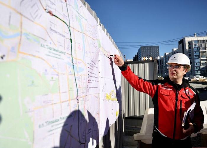 Генподрядчик метротрама Челябинска прокомментировал контракт с фирмой из Китая  Компания «Моспроект-3» пока не заключила новый контракт с корпорацией China Railway Construction Corporation Limited  CRCC  на строительство тоннелей метротрама на улице Каслинская в Челябинске. Договор находится на стадии согласования.  В «Моспроект-3» отметили, что закупку на 5,339 миллиарда рублей сначала признали несостоявшейся. Но на аукцион успела заявиться CRCC.  — Заказчик обладает правом заключения контракта с единственным участником конкурса при условии соответствия его заявки установленным требованиям и условиям закупки, — прокомментировали в компании. — В настоящее время договор с победителем конкурса на сумму 5,339 миллиарда рублей согласовывается.  Исполнитель проложит перегонные тоннели от Каслинской до демонтажных камер либо вдоль, либо под улицей. Общая протяженность маршрута — 2,6 километра.          Голосовать за канал