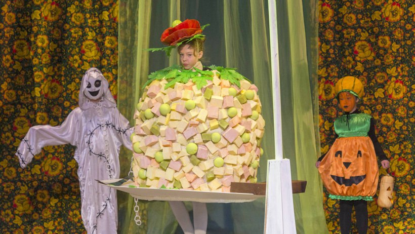 Супермен под запретом Новости соседей На Камчатке школьникам решили ограничить полёт фантазии в выборе новогодних костюмов Под запрет попали популярные зарубежные персонажи вроде Супермена Человека паука Эльзы Леди Баг и даже Марио А вместе с ними любые атрибуты вроде мечей пистолетов и волшебных палочек Теперь на утренниках будут царить исключительно свои Красная Шапочка Колобок Баба Яга и другие герои отечественных сказок Если хочется чего то необычного можно примерить костюм конфетки светлячка или оливье Фото Николая Гернета dvved