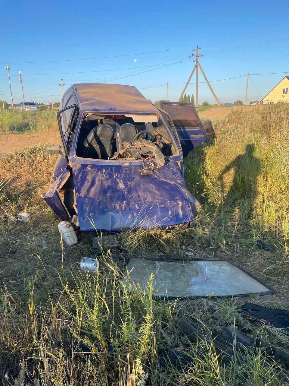 В Соль-Илецком округе в аварии пострадали трое оренбуржцев В селе Трудовое этим утром, примерно в пять часов, 13 июля произошло ДТП с участием подростка. Сотрудники ГАИ выяснили, что 16-летний парень сел за руль ВАЗ-21093. В салоне вместе с ним находились парень 19 лет и девушка 26 лет. Во время движения в сторону дороги Соль-Илецк – Буранное подросток не справился с управлением, и машина съехала кювет. Всех троих с различными травмами госпитализировали в медучреждения Соль-Илецка и Оренбурга. Правоохранителями возбуждены дела об административных правонарушениях. А в отношении матери подростка-водителя составили административный протокол за ненадлежащее исполнение обязанностей по воспитанию. Фото: УМВД России по Оренбургской области.