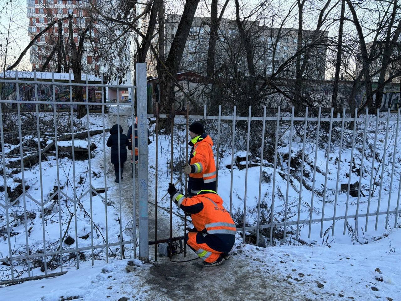 Железная дорога не прощает ошибок: в Подмосковье ликвидировали более 90 несанкционированных подходов к железнодорожным путям Больше всего работ провели в Люберцах — там ликвидировали 12 опасных троп. Масштабные преобразования затронули 22 городских округа региона. За этот период вдоль железнодорожных путей установили свыше 300 метров различных ограждений, из которых 110 метров — железобетонные конструкции повышенной прочности. Печальная статистика говорит сама за себя: с начала года на железной дороге Подмосковья произошло 58 трагедий. Четверть из них — 25 происшествий — зафиксировали именно при переходе путей по опасным тропам. Комплексный подход к безопасности включает не только установку ограждений. На станциях работают камеры фиксации нарушений, в местах, где часто ломают ограждения, высаживают труднопроходимые кустарники. Для борьбы с "зайцами" используют специальные красящие составы по краю платформ. Кроме того, в регионе строят современные разноуровневые и одноуровневые пешеходные переходы. За нарушение правил перехода предусмотрен штраф 1500 рублей. Но самое главное и невосполнимое, чем вы можете расплатиться за пренебрежение законом — жизнь. Берегите себя!