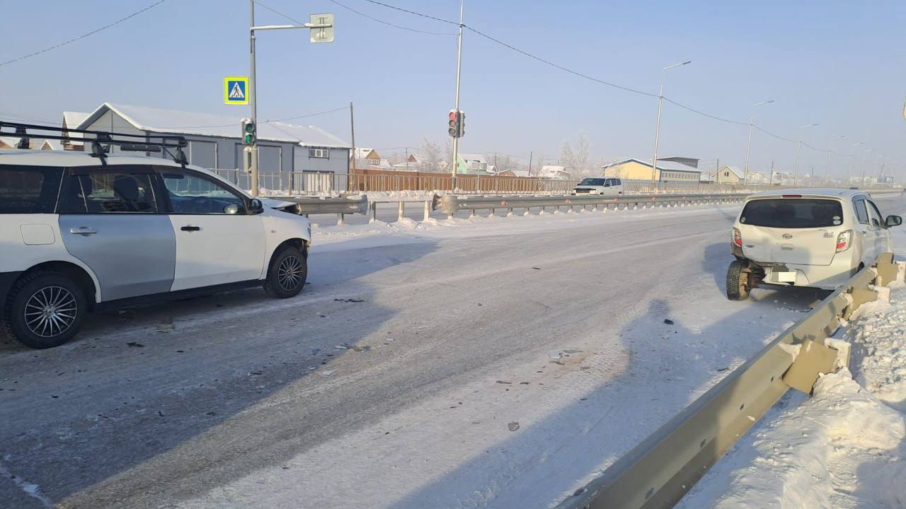 В Якутске в результате ДТП пострадали 2 человека  За минувшие сутки на территории г. Якутска зарегистрировано 6 дорожно-транспортных происшествий, в одном из них пострадали 2 человека. Об этом сообщили в отделе Госавтоинспекции МУ МВД России "Якутское"  3 февраля в полдень в дежурную группу Госавтоинспекции поступило сообщение о столкновении транспортных средств на 16 км. РАД "Нам".   "51-летний водитель автомобиля "Nissan Wingroad" следуя со стороны г. Якутска в сторону п. Жатай, не выдержал безопасную дистанцию до впереди стоящего на запрещающий сигнал светофора автомобиля "Daihatsu Mira" в результате чего произошло столкновение. Прибывшая бригада скорой медицинской помощи доставила двух пассажиров "Daihatsu Mira" в больницу, где им диагностировали ушибы и травмы головы", - установили инспекторы.  По данному факту проводится проверка. Госавтоинспекция просит водителей во избежание дорожно-транспортных происшествий соблюдать скоростной режим.