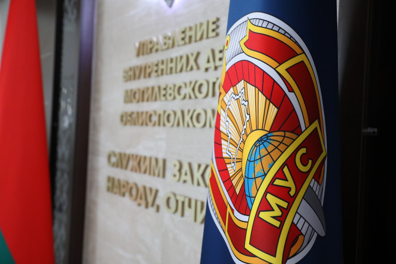Об охране общественного порядка в День Победы #80_лет_Победы #день_Победы УВД Могилевского облисполкома в период празднования 9 мая приняты меры по усилению личной, имущественной и дорожной безопасности граждан. Праздничные площадки, где пройдут основные гуляния, будут обследоваться, а пройти на них будет возможно после досмотра на контрольно-пропускных пунктах. Как отметил первый заместитель начальника УВД Могилевского облисполкома – начальник милиции общественной безопасности Артур Шахлай, граждане, пришедшие на праздничные мероприятия, должны быть готовы к проведению досмотра, в том числе носимых вещей. В местах проведения массовых мероприятий категорически запрещается: иметь при себе огнестрельное, газовое, или иное оружие, взрывчатые вещества, боеприпасы, пиротехнические изделия, а также специально изготовленные или приспособленные предметы, использование которых может привести к нанесению телесных повреждений, угрозе жизни и здоровью окружающих; иметь при себе имитаторы и муляжи данных предметов; находиться в состоянии алкогольного опьянения; проносить с собой спиртные и иные напитки в стеклянной, металлической таре, тетра пакетах и пластиковых пакетов темного цвета. Также обращаем внимание, что при обнаружении бесхозных вещей, подозрительных граждан или предметов, противоправных действий со стороны неизвестных следует незамедлительно сообщить ближайшему наряду милиции или позвонить 1 0 2 .