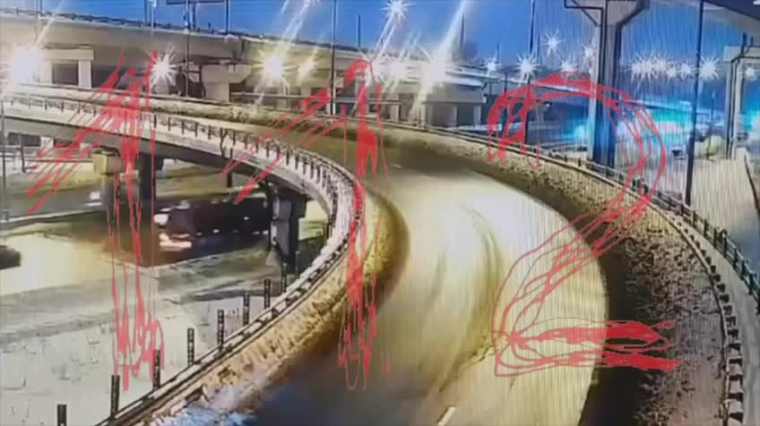 Смертельное ДТП: Mercedes упал с эстакады на МКАД