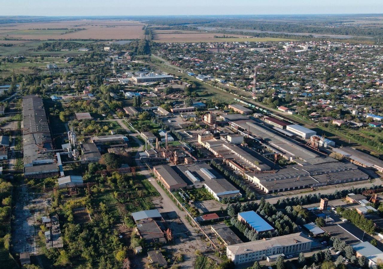 Краснодарский край в числе лидеров по внедрению инвестиционного стандарта Кубань среди 38 регионов страны, получивших высокую оценку Минэкономразвития Российской Федерации. – В Краснодарском крае успешно внедрены все элементы инвестиционного стандарта: утверждена инвестиционная декларация, активно работает Агентство по привлечению инвестиций и инвесткомитет. Также обновили инвестиционную карту, действует свод правил, который упрощает взаимодействие бизнеса с инфраструктурой и органами власти. Общий стандарт делает путь инвестора комфортным, цифровым и прозрачным. Бизнес чувствует, что его слышат, поддерживают и помогают развиваться. В нашем регионе создана открытая инвестсреда с удобными сервисами и согласованной работой всех уровней власти. Благодаря инвестстандарту органы власти и фонды действуют как единая команда, и это ключевой фактор эффективности, – отметил вице-губернатор Александр Руппель. Краснодарский край продолжает системно улучшать деловую среду и участвует во всех ключевых федеральных инициативах. Кубань одна из первых сформировала портфельные предложения для федеральной Инвесткарты, а также плюсом к региональному внедрила муниципальный инвестиционный стандарт. Одним из ярких примеров стала презентация инвестпортала Белореченского района, который вошел в топ-5 городов России по популярности инвестиционных запросов в «Яндексе», уступив лишь крупнейшим мегаполисам страны. В 2025 году край первым в стране запустил мобильное приложение для инвесторов INVEST-ID. Это уникальный цифровой сервис, где предприниматели могут отслеживать статус своего проекта, получать актуальную информацию о мерах поддержки, документах и сервисах – все в одном месте и в любое время. Также в этом году Агентство по привлечению инвестиций подключилось к модулю обеспечения градостроительной деятельности региональной геоинформационной системы ОГД РГИС , что позволило цифровизировать сопровождение инвестпроектов и ускорить подготовку новых предложений для бизнеса. В 2024 году, одним из первых в стране, Краснодарский край подключился к платформе обратной связи через портал Госуслуг. Она позволяет предпринимателям оперативно сообщать о возникающих проблемах и получать помощь. Пресс-служба администрации Краснодарского края