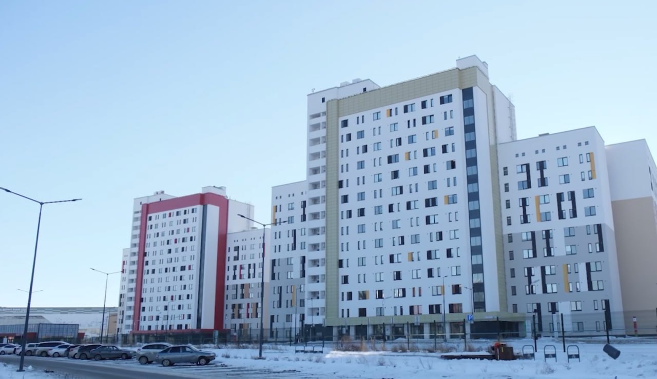 В России появится единый порядок распределения мест в общежитиях вузов Госдума во втором чтении поддержала законопроект Комитета по молодёжной политике и Молодёжного парламента при Государственной Думе направленный на совершенствование системы предоставления мест в студенческих общежитиях Инициатором изменений выступил председатель Комиссии МП при Госдуме по вопросам семьи труда и охраны здоровья Илья Черданцев Законопроект наделяет Минобрнауки и Минпросвещения полномочиями устанавливать единые правила распределения мест что позволит использовать общежития более эффективно и обеспечивать жильём тех студентов кто действительно в нём нуждается По словам Председателя Молодёжного парламента при Госдуме Артёма Николаева сегодня порядка 128 тысяч студентов очников остаются без мест в общежитиях при этом часть жилого фонда используется не по назначению Отдельное внимание уделено студенческим семьям закон предусматривает механизм предоставления им отдельных помещений в общежитиях вузов МолодежныйПарламентГД   Подписаться на Молодежный парламент при Государственной Думе