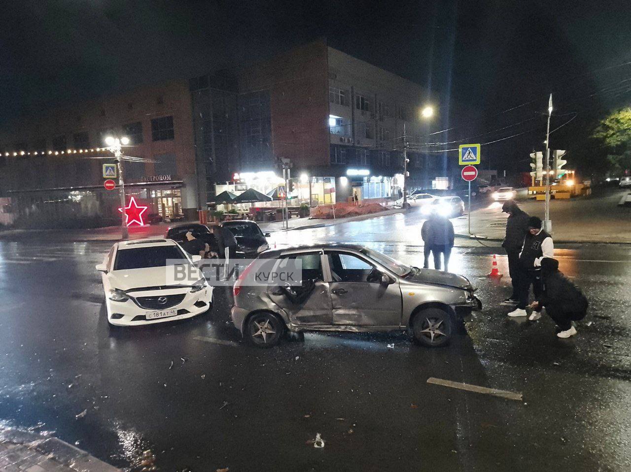 Еще одно серьезное ДТП произошло в Курске на улице Ленина    Столкнулись 4 машины: «Лада Калина», «Мазда» и два автомобиля «Лада Гранта».    Из-за массовой аварии на перекрестке с улицей Кирова дорога практически перекрыта.    Обстоятельства случившегося и информация о пострадавших уточняется.    «Вести.Курск». Только проверенная информация.