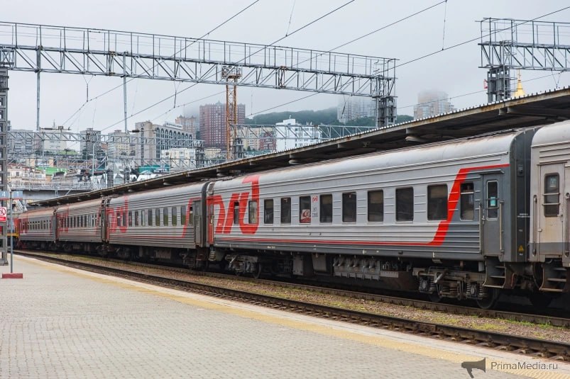 Количество вагонов увеличено в электричках следующих в направлении Мыса Чуркин Составность электропоездам следующим в направлении Мыса Чуркин увеличили в связи с непогодой Пассажиры смогут комфортнее добраться с работы домой С 1 по 3 декабря электропоезда 7307 Владивосток Мыс Чуркин отправление в 18 26 и 6315 Мыс Чуркин Надеждинская отправление в 19 20 будут курсировать в составе шести вагонов   PrimaMedia в       подпишись 18