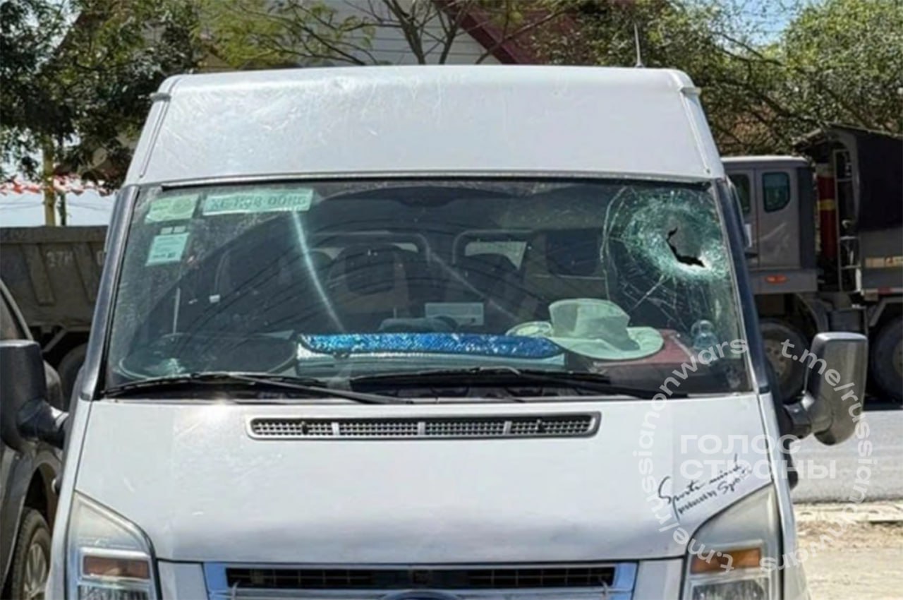 Турист из России погиб во время путешествия по Вьетнаму Группа наших туристов направлялась из Лыонг Шона в Далат на фургоне а в по встречке ехала машина со строительными материалами Из нее выпал камень и влетел в лобовое стекло микроавтобуса Один пассажир пострадал а второй скончался по дороге в больницу Местная полиция уже ищет строительный грузовик водитель скрылся с места ДТП Подписывайся на Голос страны в МАХ