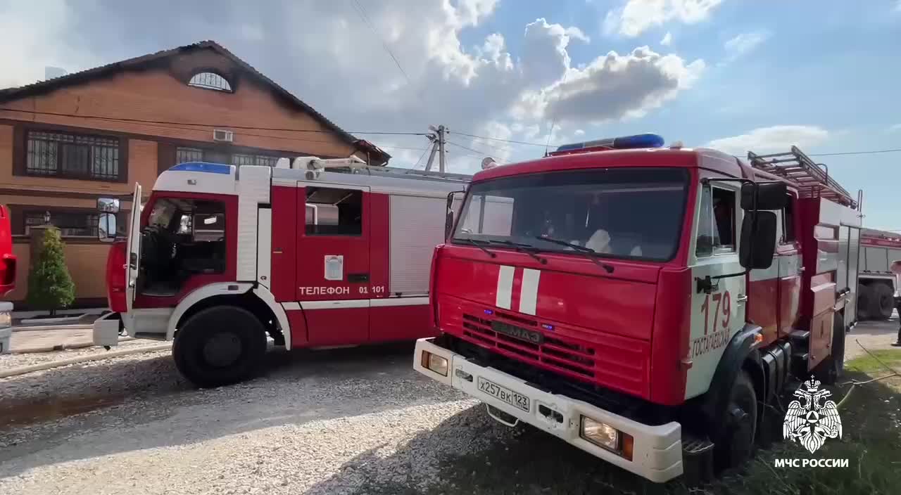Пожар в реабилитационном центре в Анапе: на месте работают пожарные