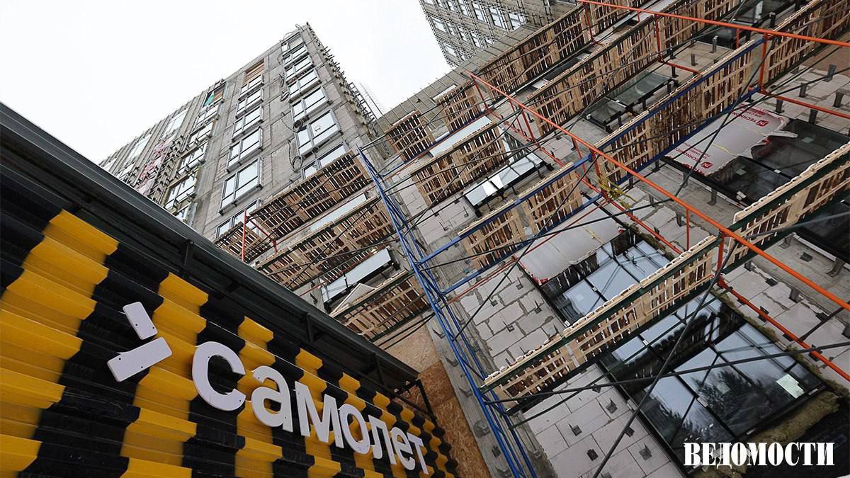 Долговая нагрузка одного из крупнейших российских девелоперов Самолет останется высокой но управляемой если особенно учесть стремление к оптимизации его структуры сообщил инвестбанк Синара По словам финдиректора Самолета Нины Голубничой и IR директора группы Никиты Мороза девелопер не запрашивал деньги у него нет кассовых разрывов а просил субсидировать процентные ставки чтобы рефинансировать дорогой корпоративный долг Даже без господдержки группа не видит рисков для выполнения бизнес плана 4 февраля стало известно что Самолет попросил правительство предоставить 50 млрд рублей кредита на льготных условиях Деньги группа собирается направить на выполнение обязательств перед дольщиками и инвесторами В обмен ее акционеры готовы предоставить государству блокирующий пакет компании с правом обратного выкупа по новой цене Застройщик официально подтвердил обращение о возможном привлечении поддержки от государства Telegram Max