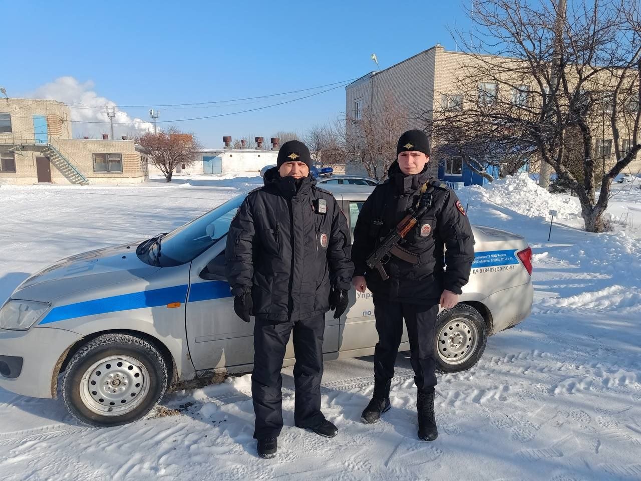 Задержание подозреваемого в особо тяжком преступлении в Тольятти.  Ночью 14 февраля в полицию поступило сообщение о преступлении в квартире на ул. Мира. Сержант полиции Илья Фролов и лейтенант полиции Андрей Гузиенко из ППСП  первыми прибыли на место, где обнаружили тело мужчины с признаками насильственной смерти. В ходе оперативно-разыскных мероприятий установили, что ножевые ранения потерпевшему нанес ранее судимый 36-летний хозяин квартиры. Подозреваемый доставлен в СК РФ. Подробнее...