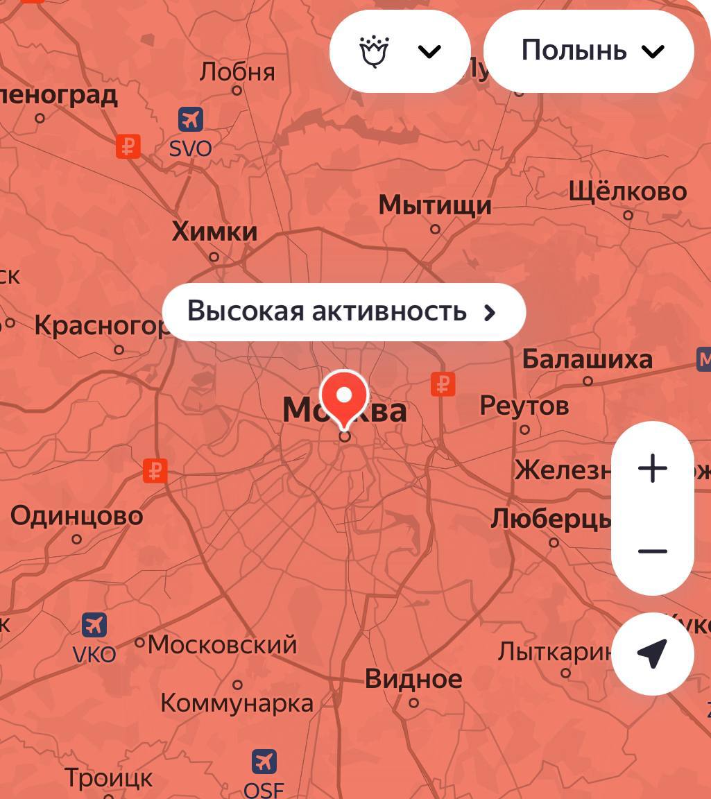 Аллергики, держимся   Москва сегодня снова окутана облаком мучительной пыльцы, и лидером рейтинга остаётся полынь! Этот агрессивный аллерген активно распространяется по всему городу.  Причем погода только способствует ухудшению обстановки: яркий солнечный денёк, температура до +30 градусов и почти полное отсутствие ветра создают райские условия для роста концентрации аллергенов.  Сорные травы тоже подключились к аллергоатаке, злаки ещё цветут, а главные агрессоры — плесневые грибы, такие как Кладоспориум, показывают небывалое число — свыше 1000 единиц на кубический метр воздуха!  Важный совет: избегайте долгих прогулок утром и вечером, когда воздух буквально пропитан аллергенами.     / Наши каналы
