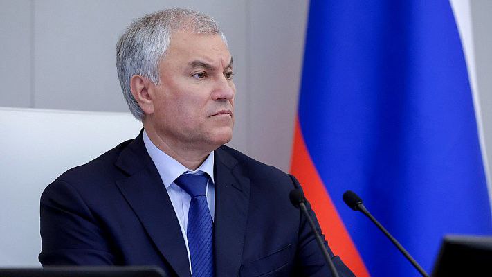 Вячеслав Володин: Мы обязаны чтить подвиг тех, кто погиб в Великой Отечественной войне, благодаря им мы сегодня живем и строим будущее Председатель Государственной Думы Вячеслав Володин в своем выступлении на итоговом заседании восьмой сессии VIII созыва ГД отметил, что 2025-й — особый год, год 80-летия Победы. Начиная с 2021 года принято 12 федеральных законов, направленных на сохранение правды о событиях Великой Отечественной войны, рассказал Председатель ГД. Он добавил, что необходимо чтить подвиг тех, кто погиб, благодаря кому сегодня мы живем и строим наше будущее. «Мы видим — и сегодня об этом руководители фракции говорили, — что в мире пытаются переписать историю, замолчать правду о Победе, которая далась дорогой ценой. Дошли до того, что разрушают памятники, оскверняют могилы наших солдат и офицеров, – подчеркнул Володин. — Мы с вами обязаны защитить 27 миллионов советских граждан, погибших в годы Великой Отечественной войны. Своей жизнью они защитили мир от фашизма, дали возможность нам сегодня жить, планировать будущее. Мы перед ними в неоплатном долгу. Поэтому наша задача — сделать все для того, чтобы они могли спокойно лежать в земле, а их жертва была не напрасна». В своем выступлении Володин также отметил, что «одно из важнейших направлений работы Государственной Думы – поддержка участников специальной военной операции, членов их семей». «Нам необходимо продолжать формировать правовое поле исходя из обстановки и задач», — добавил он. «На сегодняшний день принято 139 законов, из них 15 – с начала этого года. Создана система, которая постоянно совершенствуется», — подчеркнул Председатель ГД. Володин заявил, что в вопросах защиты страны депутаты всех фракций выступают сообща. «Консолидация общества и политических сил – основа для достижения целей специальной военной операции. Мы должны сделать с вами все для победы», — уверен он.