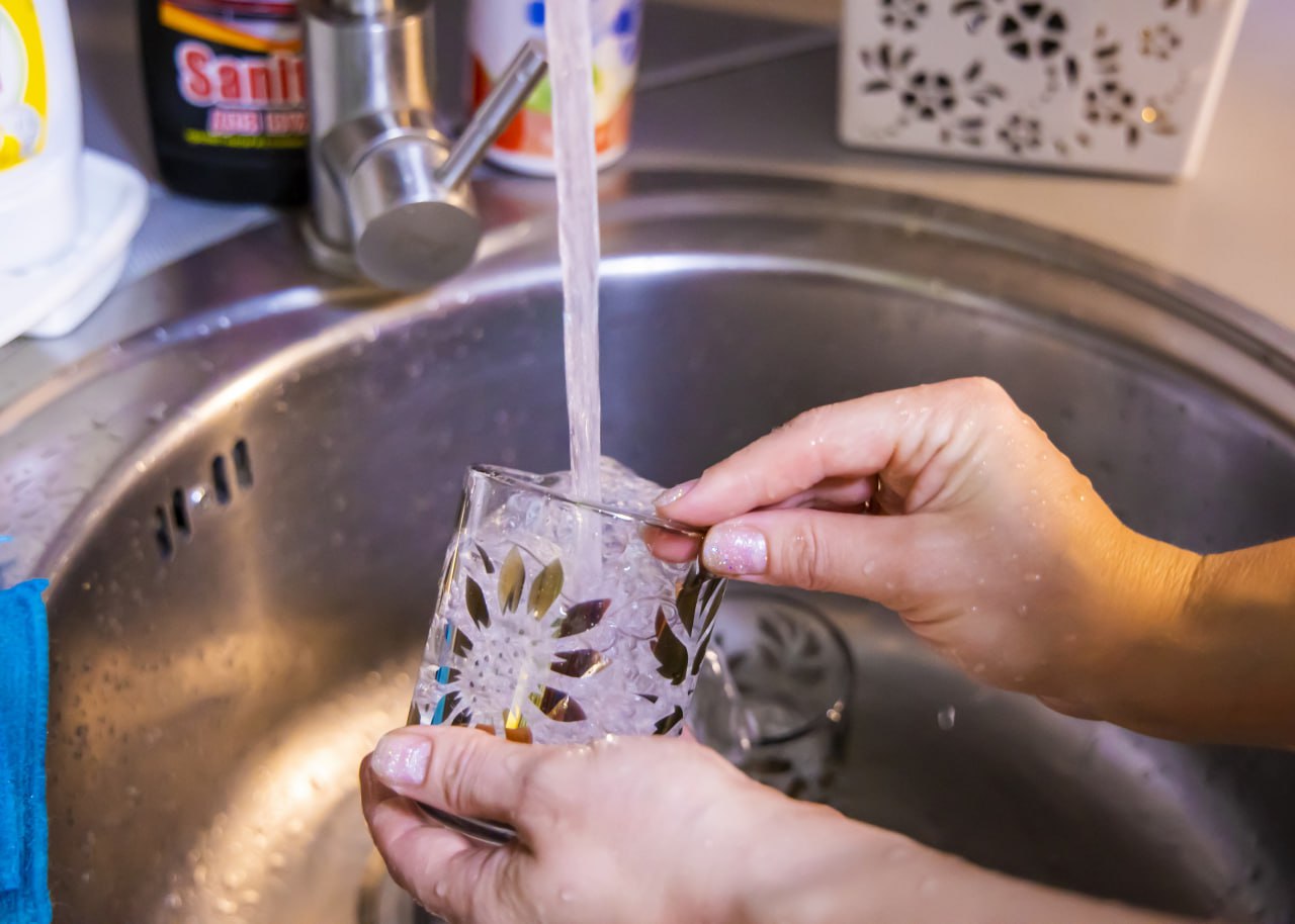 В поселке Челябинска на сутки отключат воду Более 170 домов в поселке Чурилово на сутки останутся без воды Ее отключат в полночь 20 января Это нужно для проведения аварийных работ на водоводе К социально значимым объектам будет обеспечена доставка воды автоцистернами отметили в водоканале Без водоснабжения останутся дома 11 13 42 44 46 48 по улице 1 ая Эльтонская 1 2 2 2 3 4 5 6 8 ОПМС 42 21 23 25 27 29 на Сергея Герасимова Отключат ресурс почти во всех здания на 2 ой Эльтонской Зальцмана Конструктора Духова и Трашутина Также в список попали дома 9 на улице Стройгородок и 190 на Самохина На Тяговой отключат 1 12А 2 на Хохрякова 21 22 28б 29 30 на 10 м Лобинском переулке 1 2 3 3а Воду перекроют и в частном секторе на улицах Белова Черничной и Ежевичном переулке Подписаться на vecherchel   Поддержать Читать в Мах