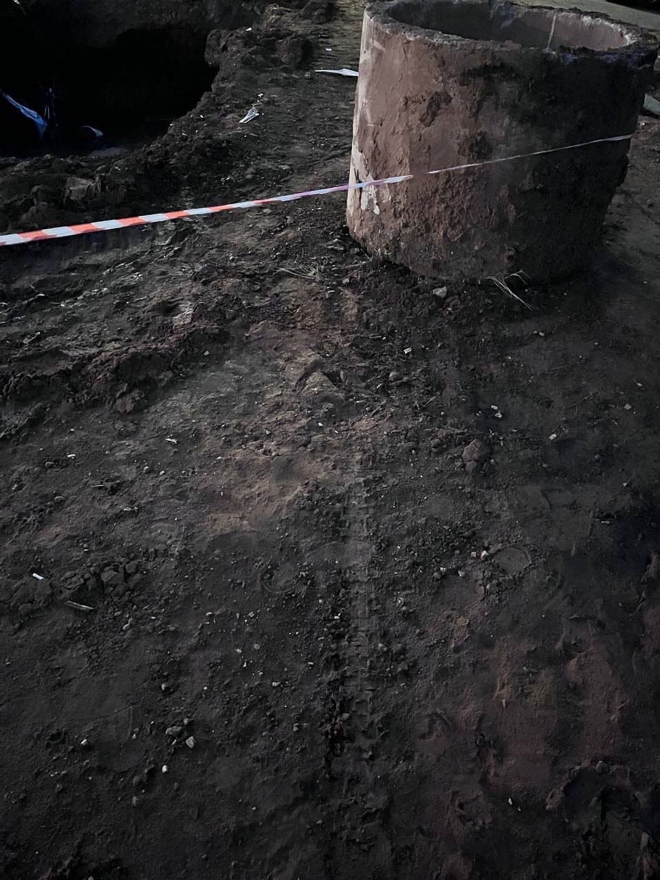 Стали известны подробности ночной трагедии в Сакмаре По данным полиции, что 38-летний житель села Первая Григорьевка Сакмарский район ехал на мотоцикле по ул Дзержинского. Он въехал в колодезное кольцо, стоящее посреди дороги, где проводились аварийные работы. Транспорт опрокинулся в котлован с водой. Мотоциклист скончался на месте, а 41-летняяя пассажирка с многочисленными травмами попала в больницу Оренбурга. Фото, видео: УМВД России по Оренбургской области.