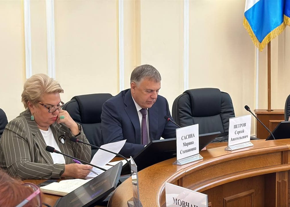Вопросы летней занятости подростков обсудили во время антинаркотической комиссии Очередное заседание антинаркотической комиссии, посвященное вопросам профилактики наркомании и защиты прав несовершеннолетних, состоялось в администрации Ангарского округа. Ключевой темой обсуждения стала летняя занятость детей и подростков, состоящих на разных видах учета. Как рассказала ответственный секретарь антинаркотической комиссии Анна Петрук, нередки случаи, когда молодые люди ищут возможность быстрого заработка и становятся закладчиками. Поэтому на заседании рассматривали возможность максимального охвата подростков временным трудоустройством в рамках муниципальной программы «Развитие образования». По словам представителя Управления образования Виктории Зайцевой и руководителя Ангарского филиала Кадрового центра Ольги Зайцевой, по этой программе в 2025 году планируется привлечь 845 несовершеннолетних. Объем финансирования в 2025 году на выплату заработной платы при временном трудоустройстве подросков в возрасте от 14 до 18 лет в свободное от учебы время составит на 13,7 % больше по сравнению с 2024 годом. Кроме того, рассмотрели особенности работы специалистов образовательных учреждений по итогам проведения социально-психологического тестирования. Мэр Ангарского округа Сергей Петров подчеркнул важность эффективной профилактики, лечения и реабилитации жителей, страдающих от наркотической зависимости, а также пресечения каналов распространения наркотических веществ.